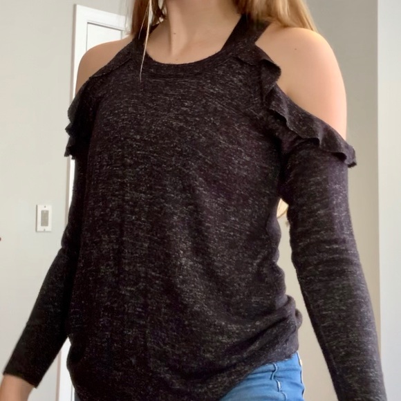 AE Ruffle Cold-Shoulder Top - Picture 4 of 4